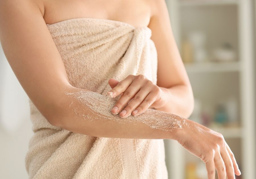 Việc chà xát da bằng các sản phẩm tấy tế bào chết khiến da dễ bị tổn thương (Ảnh minh họa)