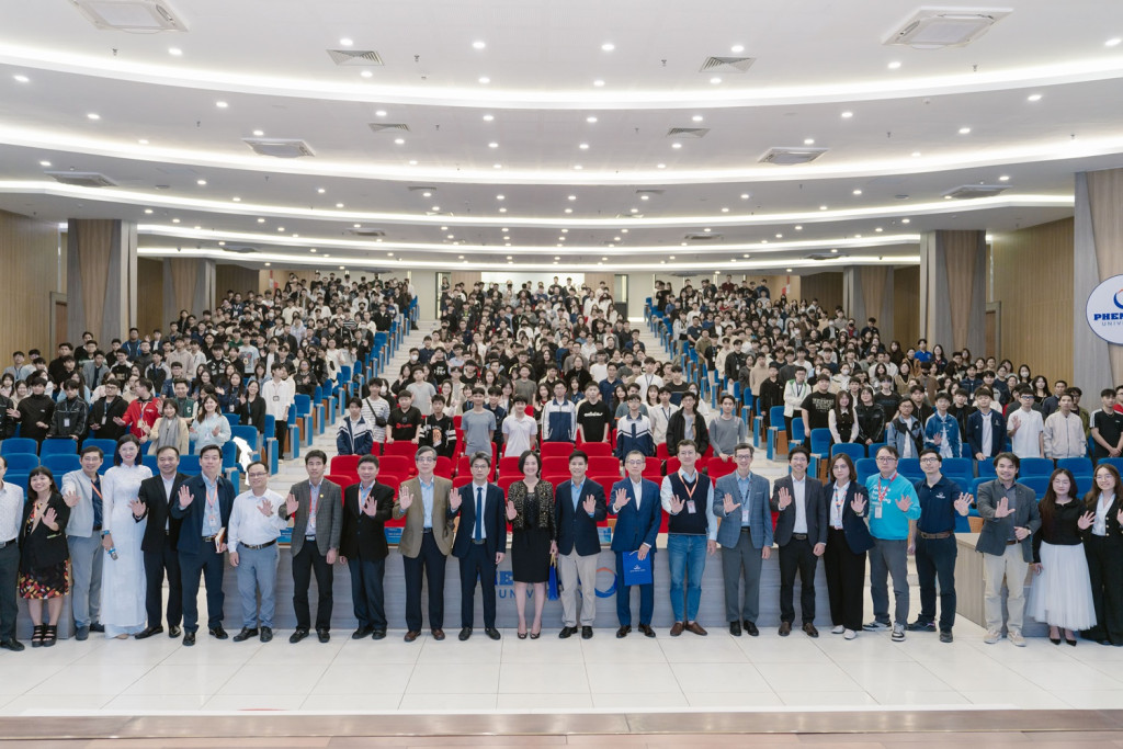 Các chuyên gia, nhà khoa học đồng hành cùng tuần lễ VinFuture 2025 đến chia sẻ với giảng viên, sinh viên Đại học Phenikaa
