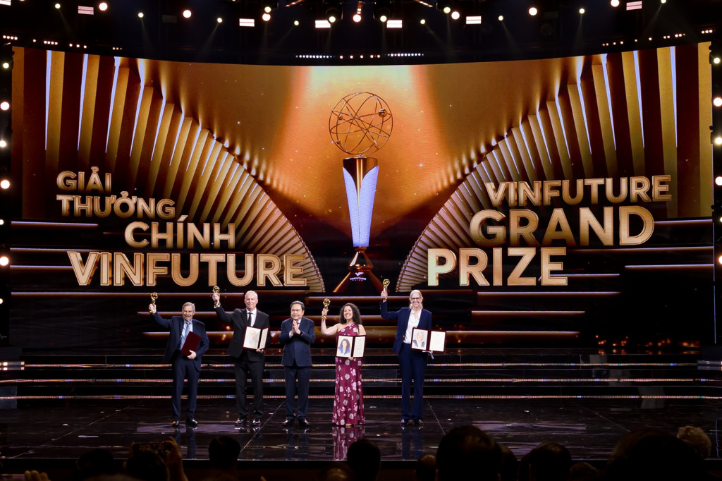 Chủ tịch Quốc hội Trần Thanh Mẫn trao Giải thưởng Chính VinFuture 2025 trị giá 3 triệu đô la cho các nhà khoa học