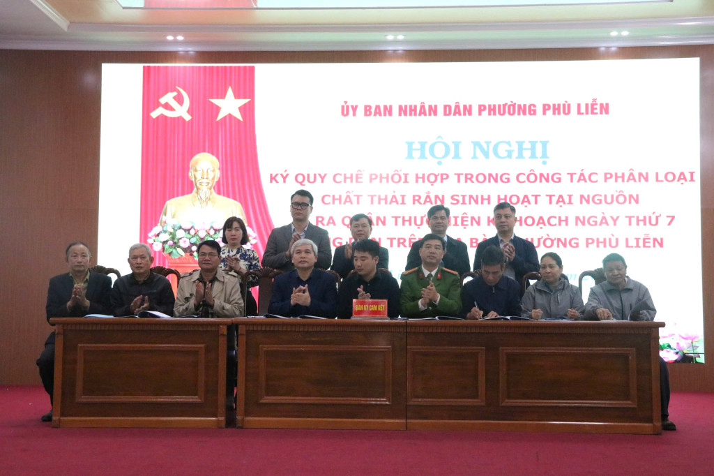 Hội nghị ký quy chế phối hợp Quy chế phối hợp giữa phòng Kinh tế, Hạ tầng và Đô thị, Công an phường, Tổ dân phố và Công ty Cổ phần công trình công cộng và xây dựng Hải Phòng  (Ảnh: Vũ Duyên)