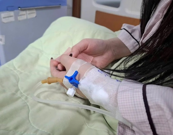 Sau 3 năm sử dụng bóng cười, cô gái trẻ 23 tuổi đang phải đối diện với nguy cơ liệt cơ và phải điều tị lâu dài (Ảnh: BVCC)