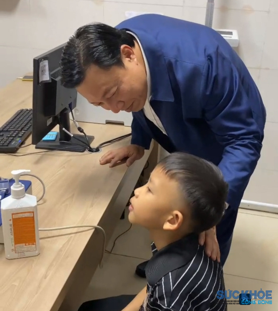 hình ảnh GS.TS Nguyễn Huy Ngọc, Phó Chủ tịch UBND tỉnh, hỏi thăm chia sẻ với một cháu bé mắc bệnh tim bẩm sinh đến từ xã Long Cốc  (ảnh: PV)