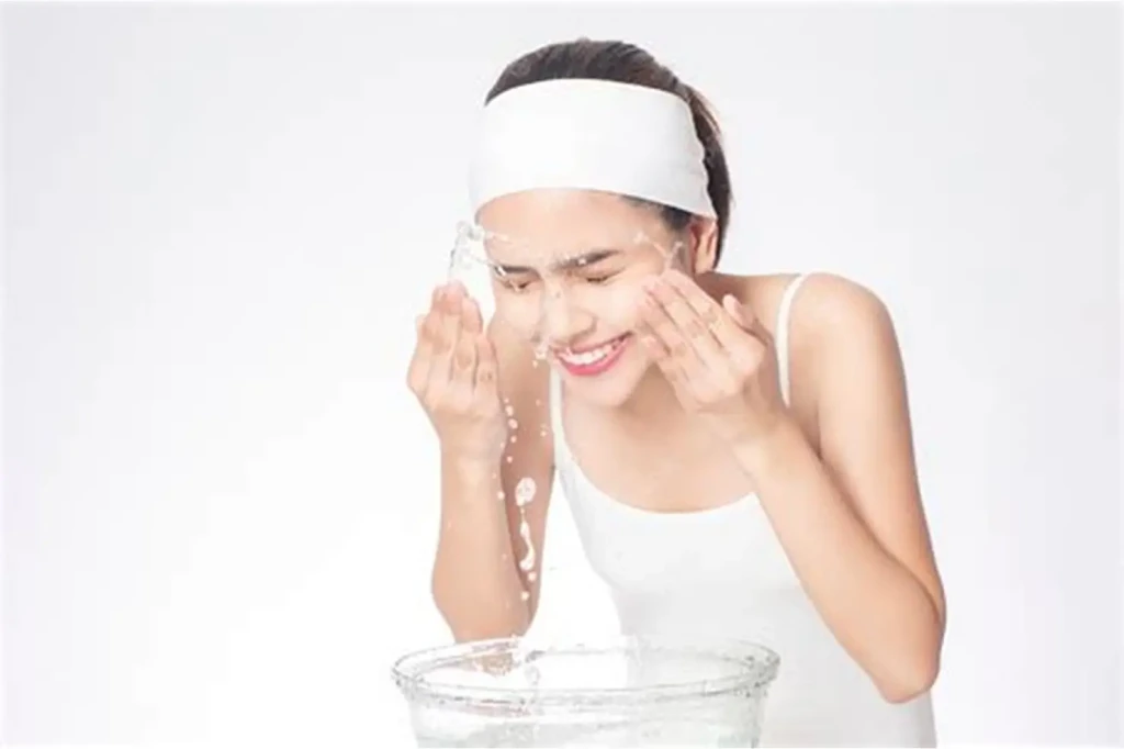 Người có làn da dầu nên chú ý vệ sinh da đúng cách (Ảnh minh họa)
