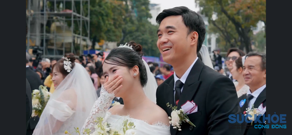Cô dâu và chú rể hạnh phúc trong khoảnh khắc diễn ra lễ cưới tập thể (Ảnh: Khánh Chi)