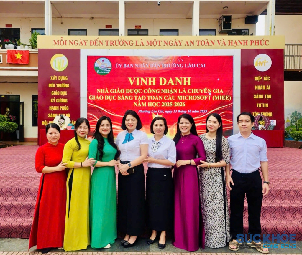 Lãnh đạo phường Lào Cai, Trường TH Lê Ngọc Hân và cô giáo được vinh danh ( ảnh: PV)