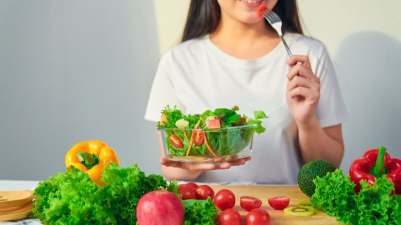 Ăn rau trước tạo cảm giác no sớm (Ảnh minh họa)