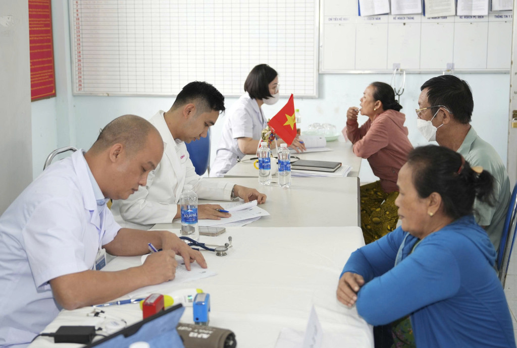 Các bác sĩ tổ chức khám bệnh, tư vấn và cấp thuốc miễn phí cho người dân vùng lũ Sơn Hoà(Ảnh -CDC TP.Hải Phòng)