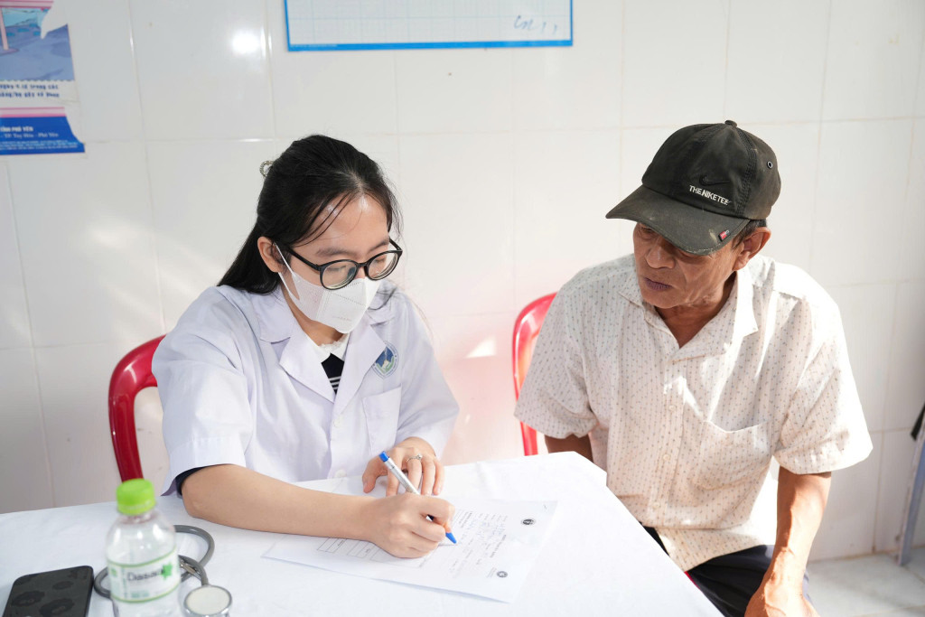 Một số hình ảnh của đoàn công tác Sở Y tế TP.Hải Phòng tại vùng lũ Sơn Hoà(Ảnh -CDC TP.Hải Phòng)