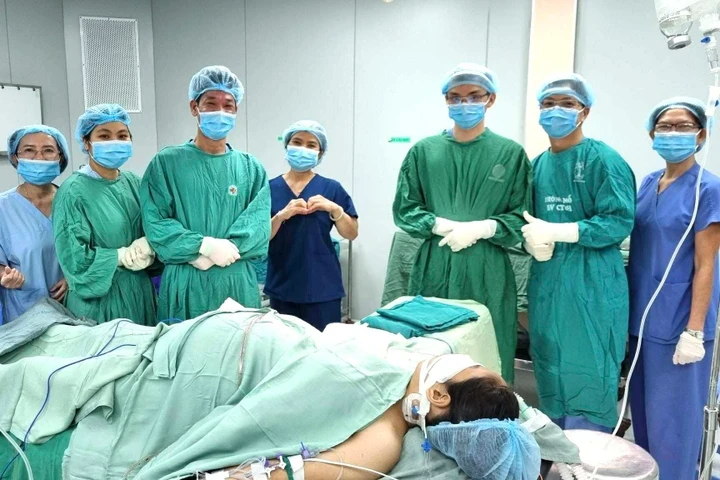 Niềm vui của đội ngũ bác sĩ, nhân viên y tế và gia đình bệnh nhân sau ca mổ bắt con (Ảnh: BVCC)