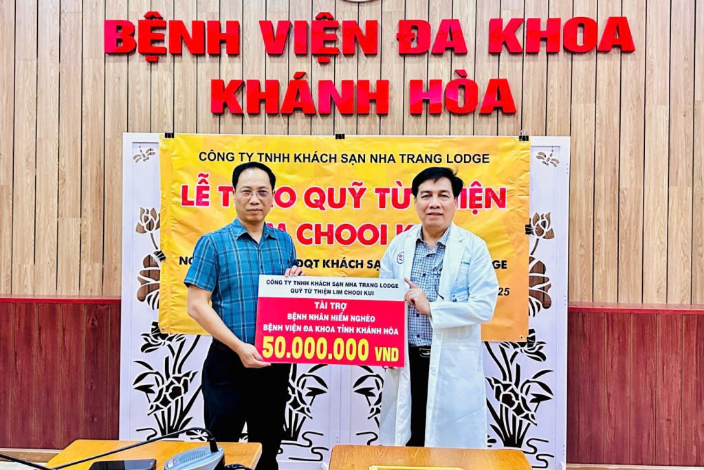 Giám đốc bệnh viện Đa khoa Khánh Hòa tiếp nhận hỗ trợ từ quỹ từ thiện Lim Chool Kui (Ảnh: Bệnh viện Đa khoa Khánh Hòa)