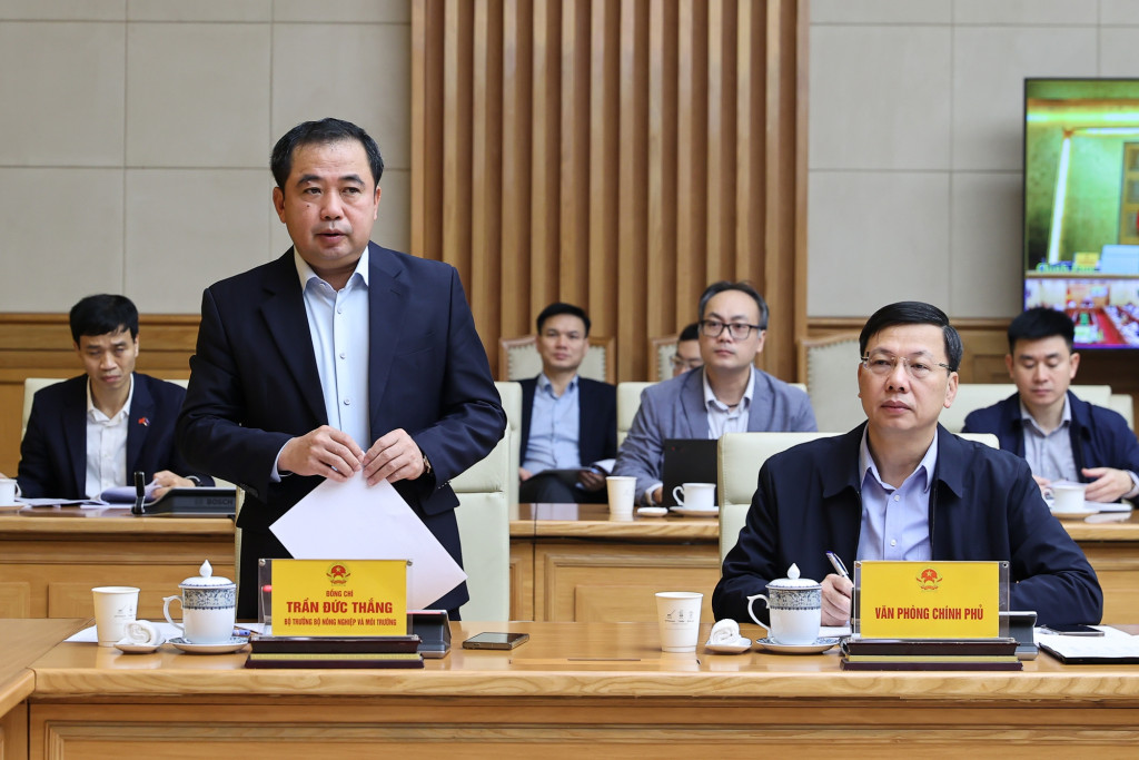 Bộ trưởng Bộ Nông nghiệp và Môi trường Trần Đức Thắng báo cáo tại cuộc họp ( Ảnh: VGP/Nhật Bắc)