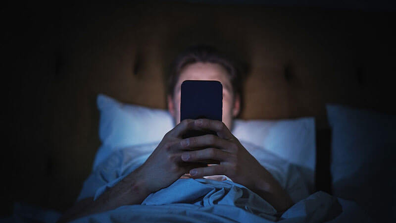 stress-thuc-khuya-smartphone-va-sinh-ly-do-thi-ke-sat-hai-tinh-trung-noi-tiet-cua-the-he-hien-dai