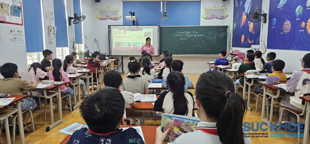 Qua màn hình trực tuyến, tiết học kết nối của cô giáo Trần Thị Hương và học sinh trường tiểu học Lê Ngọc Hân đã có những buổi học Tiếng Anh kết nối với nhiều lớp học ở trong tỉnh, trong nước và các quốc gia trên thế giới. (ảnh: PV)
