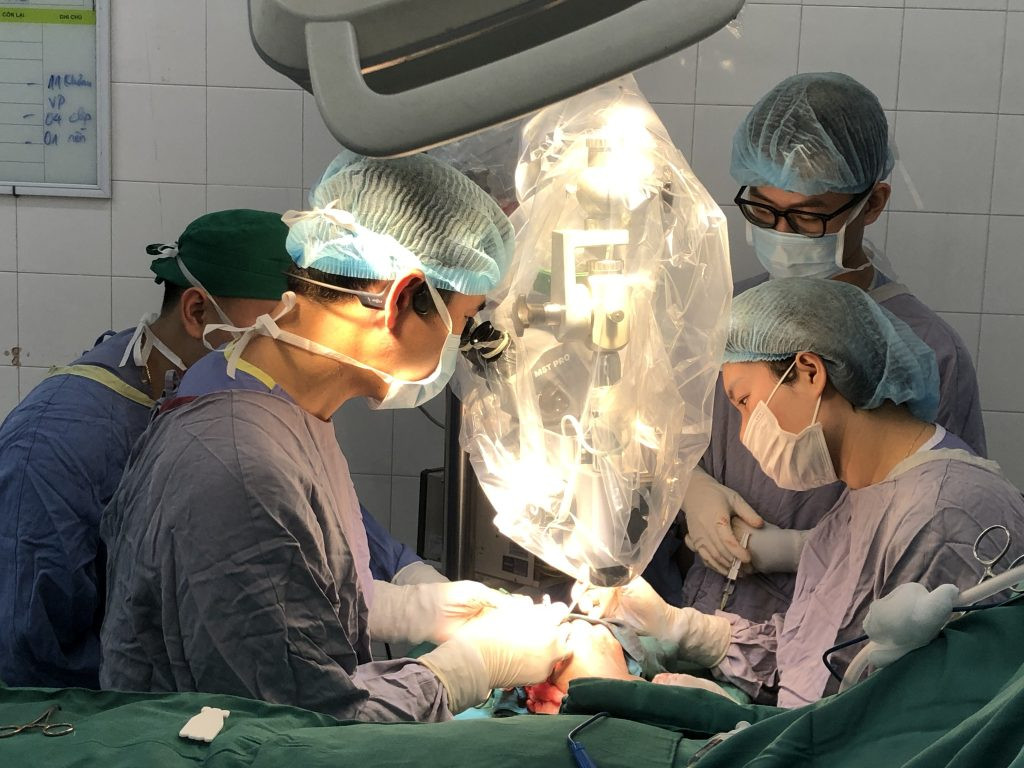 Ê kip các bác sĩ bệnh viện Việt Đức thực hiện ca phẫu thuật nối liền chi thể cho anh D (Ảnh: BVCC)