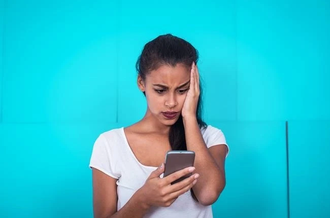 Điều chỉnh tư thế ngồi để giảm đau đầu khi xem điện thoại (Ảnh minh họa)