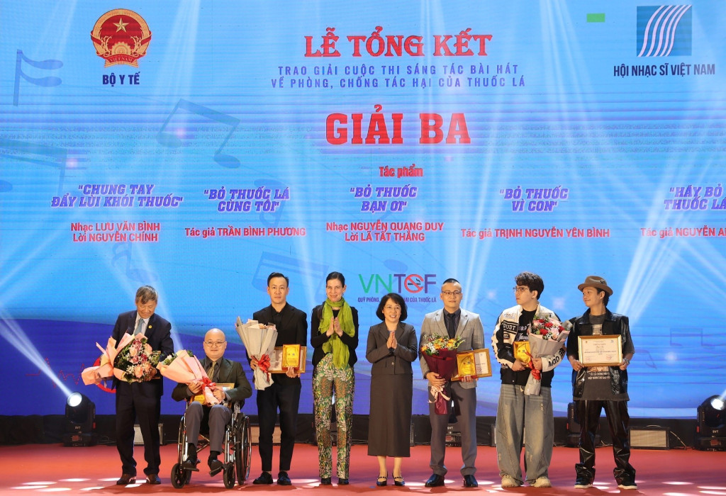 5 Giải Ba được trao cho các ca khúc: “Chung tay đẩy lùi khói thuốc”, “Bỏ thuốc vì con”, “Bỏ thuốc lá cùng tôi”, “Bỏ thuốc bạn ơi