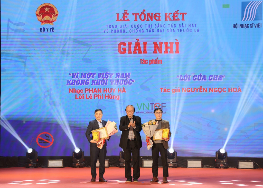 2 Giải Nhì thuộc về ca khúc “Vì một Việt Nam không khói thuốc” (nhạc: Phan Huy Hà, lời: Lê Phi Hùng) và “Lời của cha” (nhạc và lời: Nguyễn Ngọc Hòa) (Ảnh: BTC)