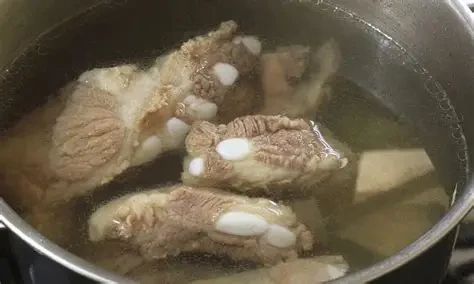 Chần xương trước khi nấu giúp nước dùng trong hơn (Ảnh minh họa)
