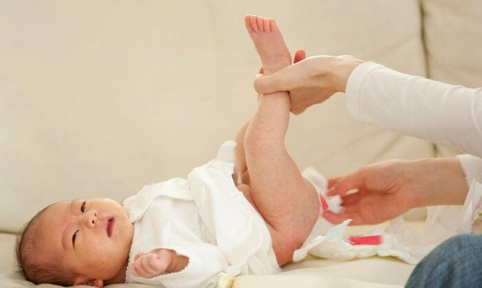 Trẻ sơ sinh dị ứng sữa đi ngoài ra máu (Ảnh minh họa)