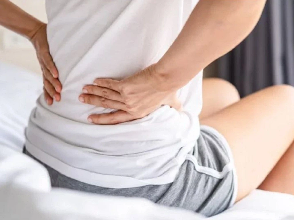 Đi khám ngay nếu cơn đau kéo dài (Ảnh minh họa)