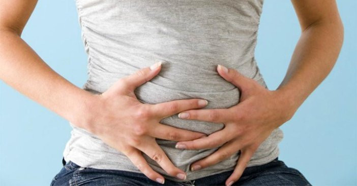 Kết hợp massage nhẹ nhàng có thể làm giảm triệu chứng (Ảnh minh họa)