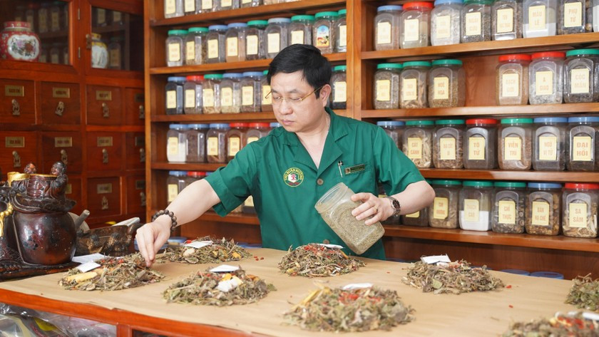 Không chỉ được kế thừa những bài thuốc quý của gia tộc, truyền nhân đời thứ 16 còn không ngừng học hỏi, trao dồi y đức, y lý, y thuật, y pháp khi có cơ hội.