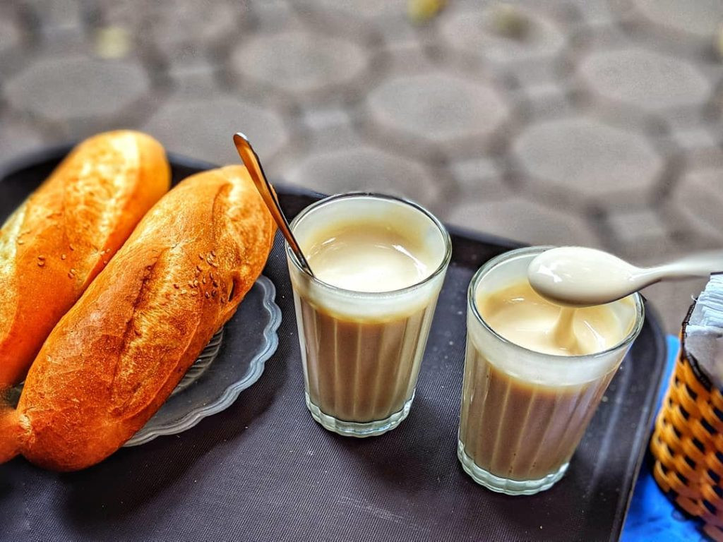 Kem trứng chấm bánh mì béo ngậy cho ngày đông (Ảnh minh họa)