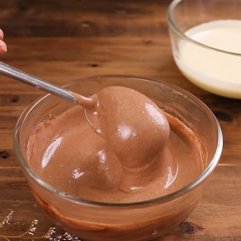 Thêm cacao để tạo hương vị khác cho kem trứng (Ảnh minh họa)