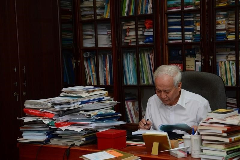 Ngoài 85 tuổi nhưng thầy vẫn không ngừng học tập và làm việc