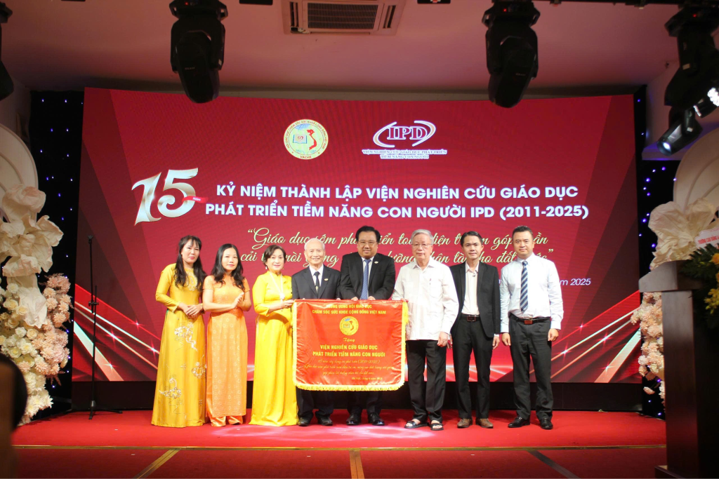 Kỷ niệm 15 năm thành lập Viện Nghiên cứu giáo dục phát triển tiềm năng con người Việt Nam (IPD) ghi nhận dấu ấn những năm tháng thầy miệt mài nghiên cứu và truyền lửa về phương pháp 
