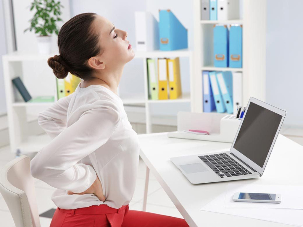 Tình trạng mệt mỏi kéo dài khiến dân văn phòng dễ bị rối loạn tiêu hóa (Ảnh minh họa)