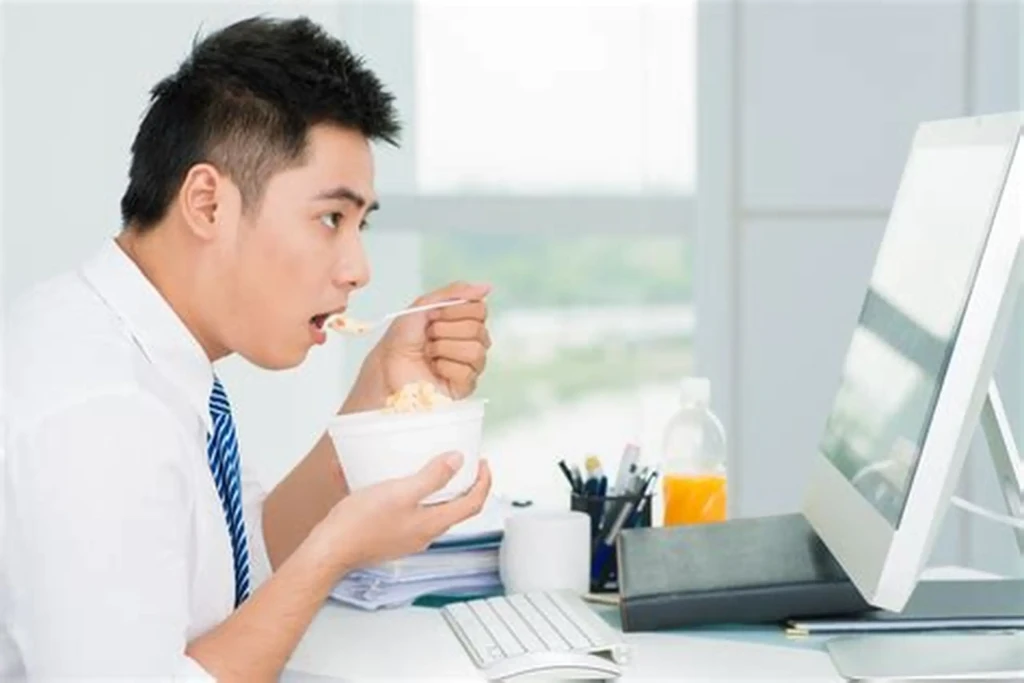 Ăn uống thiếu khoa học khiến dân văn phòng dễ bị mắc bệnh tiêu hóa (Ảnh minh họa0