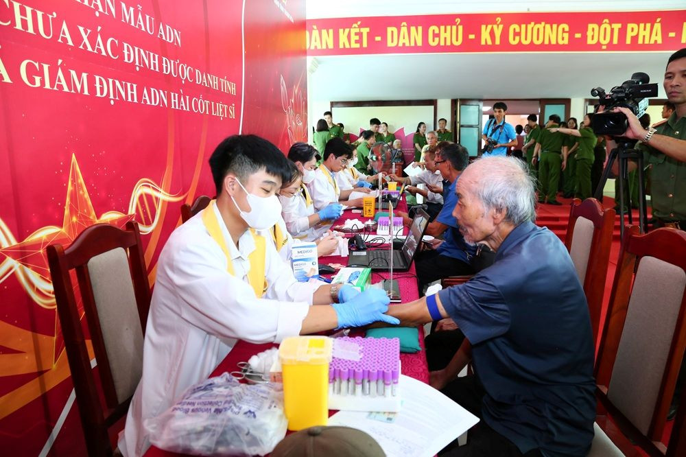Lấy mẫu ADN cho các thân nhân liệt sĩ chưa xác định được danh tính (Ảnh: Trung Hưng - Nguyễn Trung)