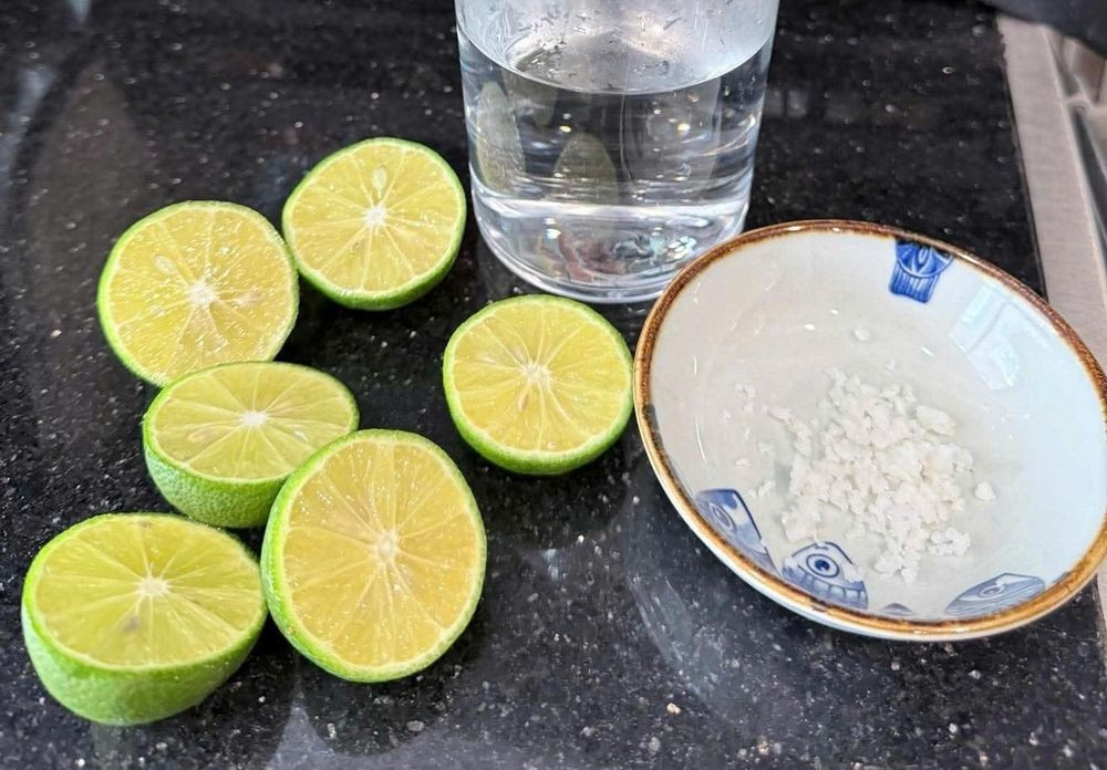 ống chanh muối đậm đặc nhiều ngày có thể khiến huyết áp tăng nhanh, gây phù, chóng mặt, thậm chí rối loạn nhịp tim (Ảnh minh hoạ)