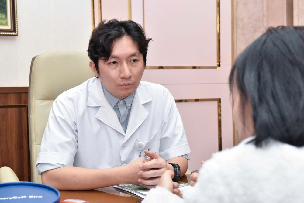 Bác sĩ Đoàn Dư Mạnh thăm khám cho bệnh nhân (Ảnh: BSCC)