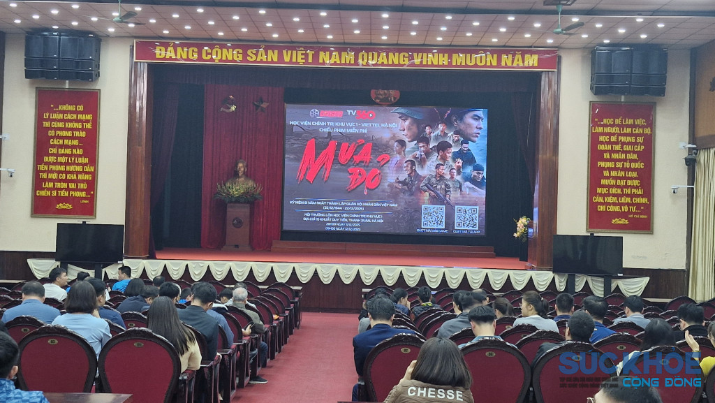 Học viên khóa K72 xem phim Mưa đỏ tại hội trường A Học viện chính trị khu vực I ( ảnh: Đình Thơm)