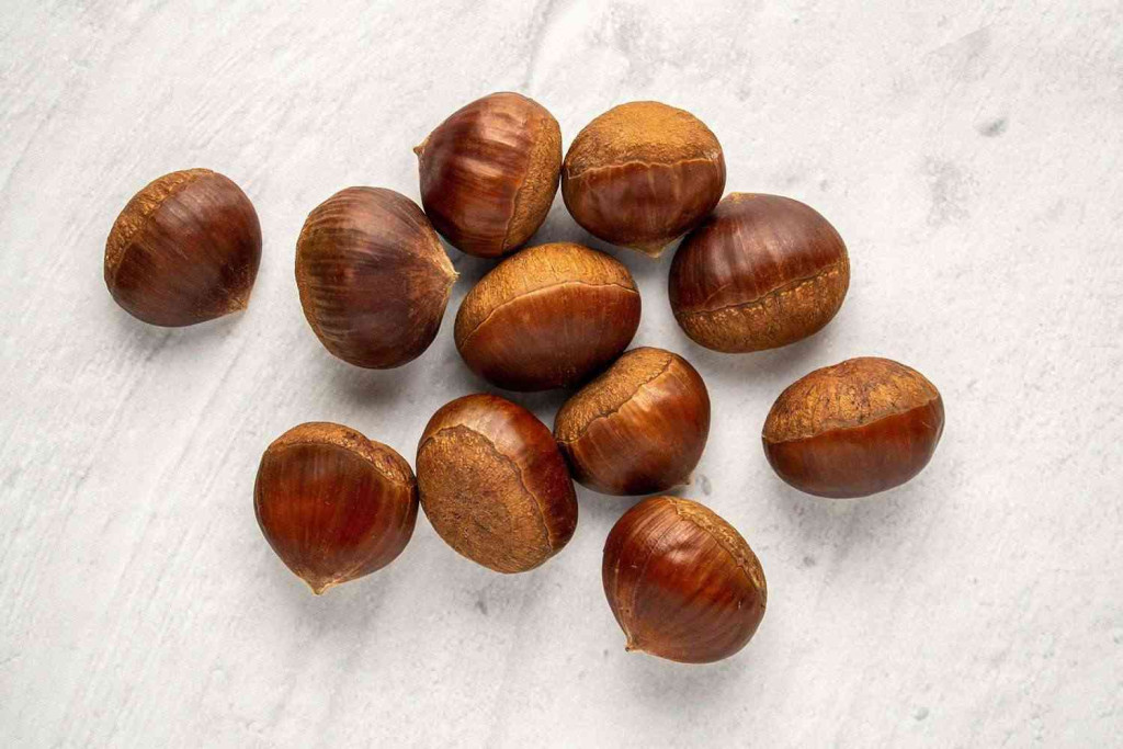 Ăn hạt dẻ nhiều có thể bị đầy hơi (Ảnh minh họa)