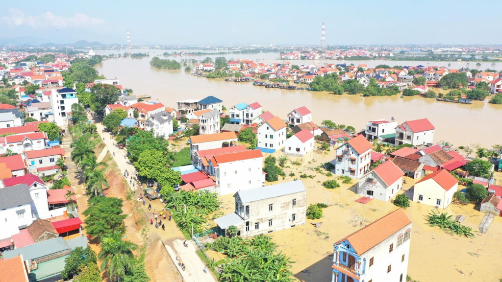 Khu dân cư ngoài đề hữu Cầu tại xã Đa Phúc ngập sâu (Ảnh: Phạm Sơn)