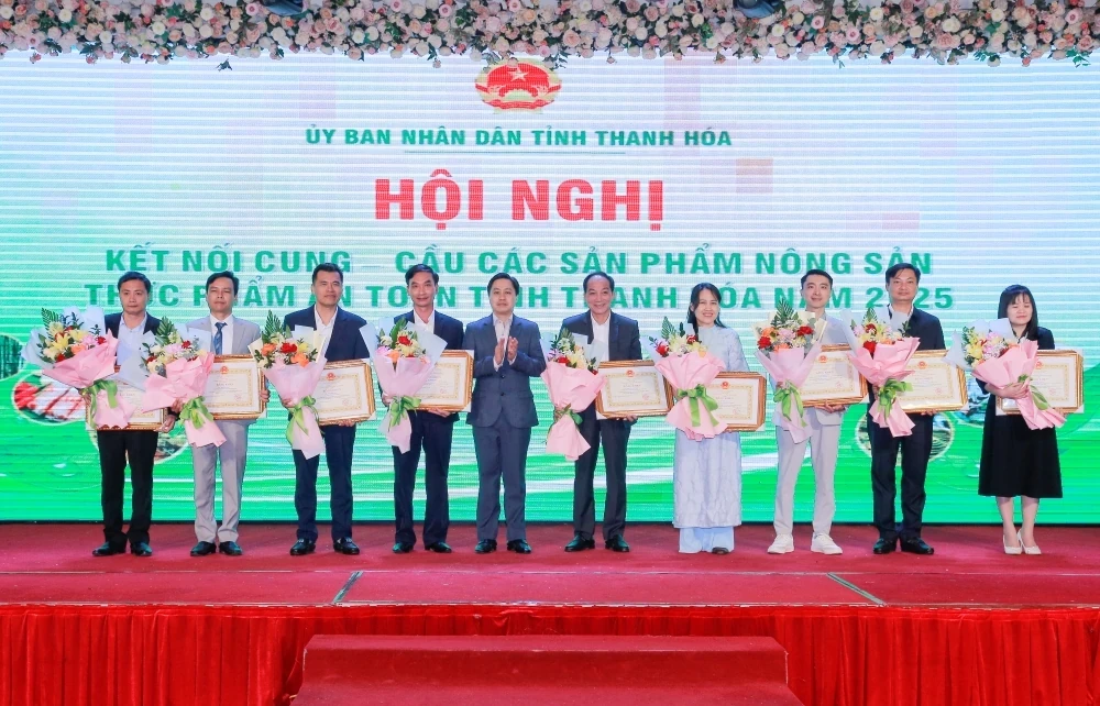 Phó Chủ tịch UBND tỉnh Cao Văn Cường trao Bằng khen của Chủ tịch UBND tỉnh tặng các tập thể có thành tích xuất sắc trong công tác kết nối cung - cầu nông sản, thực phẩm năm 2024-2025 