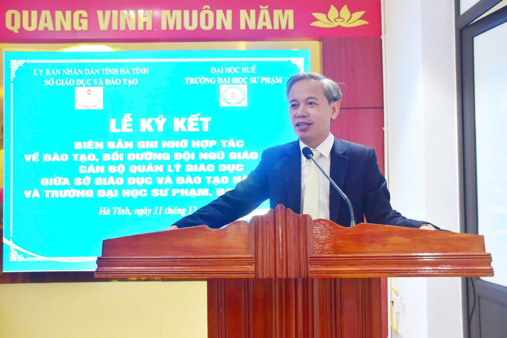 T.S Hồ Sơn, Hiệu trưởng trường Đại học Sư phạm, Đại học Huế phát biểu tại buổi lễ