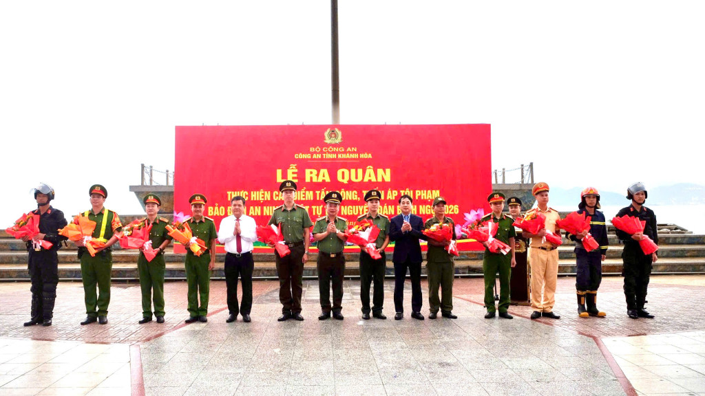 Lãnh đạo tỉnh tặng hoa động viên các đơn vị tại lễ ra quân (Ảnh: Thanh Huy)