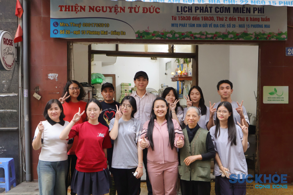 Các thành viên của câu lạc bộ Thiện nguyện Việt Đức tích cực 