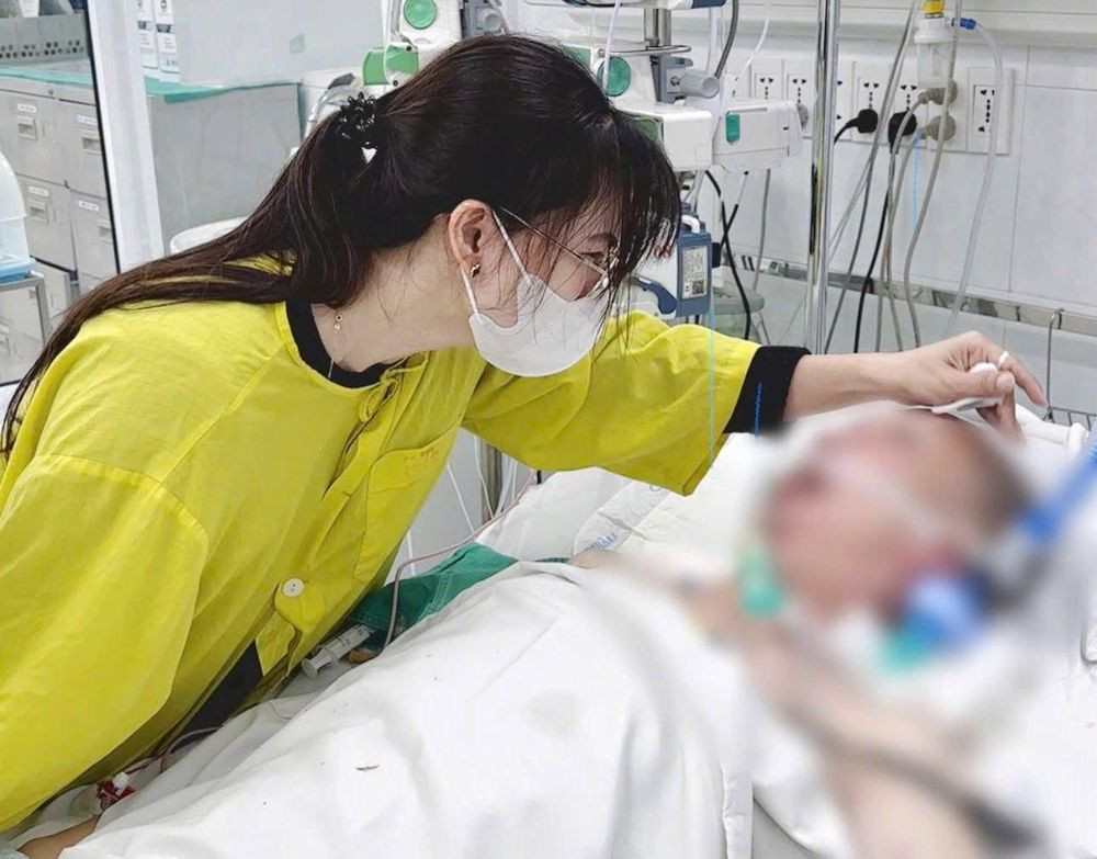 Người vợ tiễn biệt chồng lần cuối (Ảnh: BVCC)