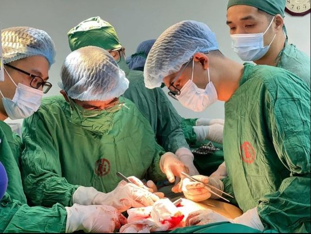 Các bác sĩ bệnh viện Việt Nam – Thụy Điển Uông Bí phẫu thuật cho người bệnh (Ảnh: BVCC)