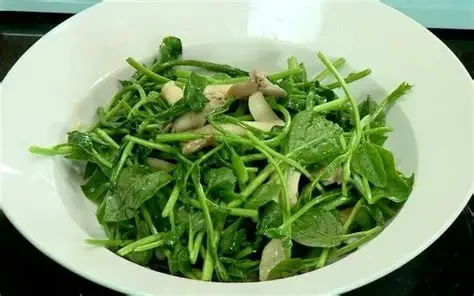 thành phẩm món rau mồng tơi xào nấm (Ảnh minh họa)