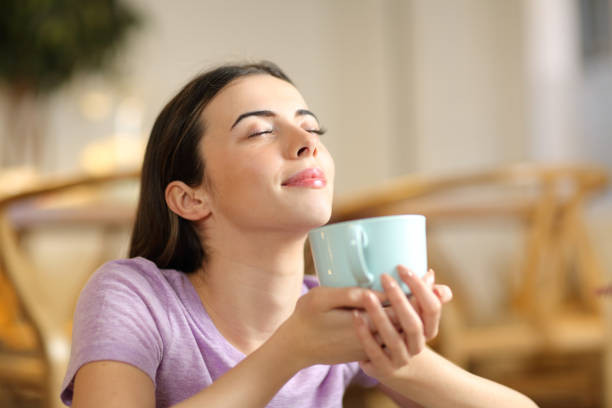 Uống nước ấm giúp cơ thể khoan khoái và thư giãn (Ảnh minh họa)