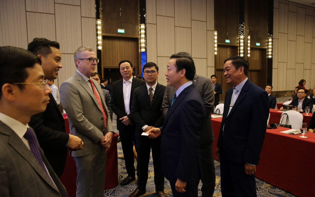 Phó Thủ tướng Trần Hồng Hà trao đổi với các đại biểu tham dự Diễn đàn Phát triển bền vững kinh tế biển Việt Nam năm 2025 (Ảnh: VGP/Minh Khôi)