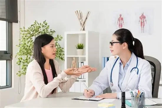 Nên gặp bác sĩ để được tham vấn kỹ nếu cơ thể có nhiều dấu hiệu bất thường (Ảnh minh họa)