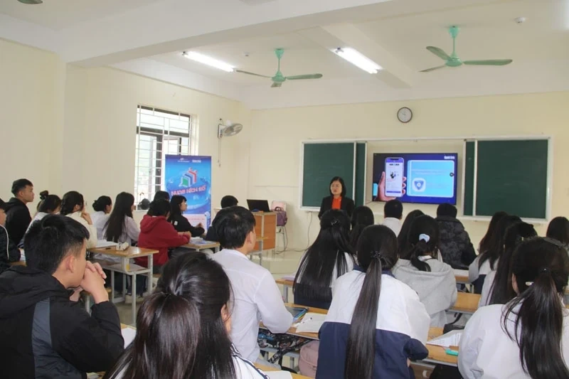 Học sinh Trường Phổ thông Nguyễn Mộng Tuân nghe chia sẻ các nội dung về an toàn trên không gian mạng (Ảnh: Tống Hương)
