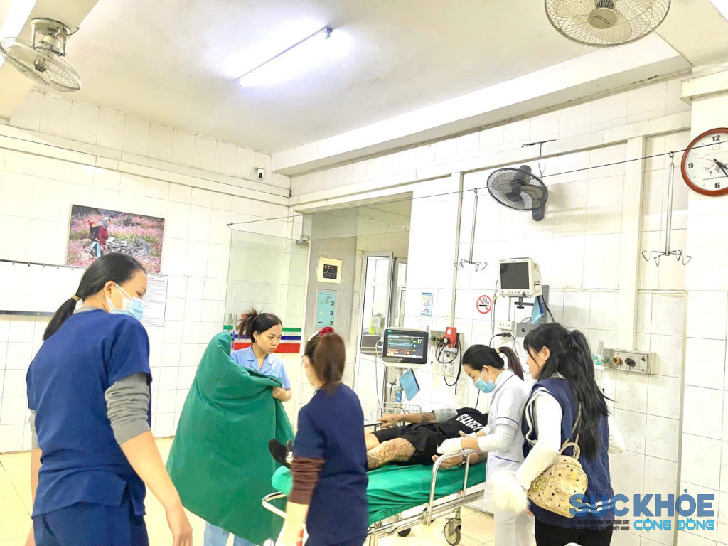 Bệnh nhân được đưa về TTYT Khu Vực Mai Châu cấp cứu kịp thời( ảnh: ĐT)